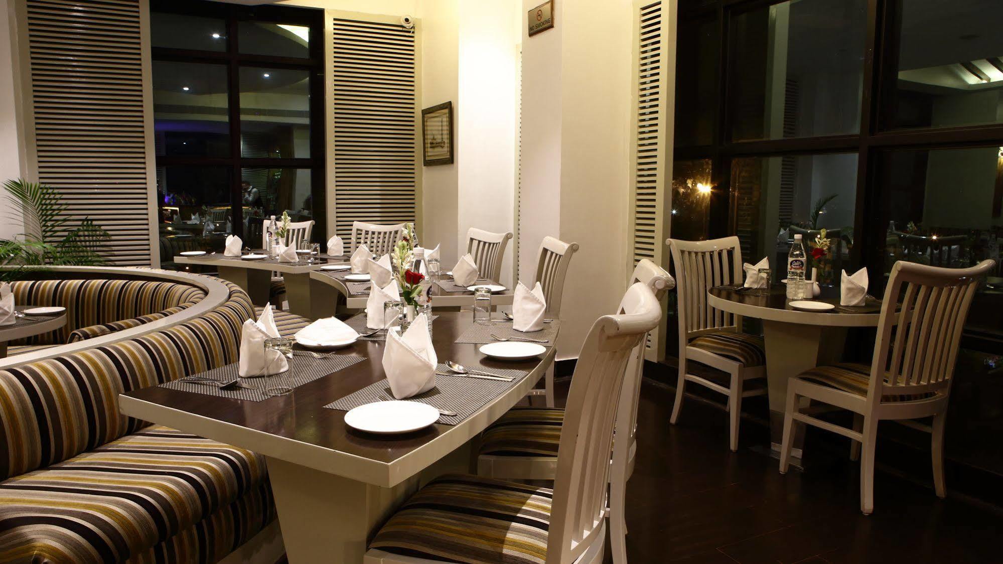 Gemini Continental, Hazratganj Hotel Lucknow Exterior foto